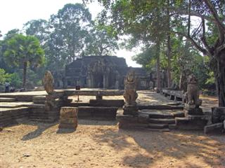 A wide terrace of Banteay Kdei